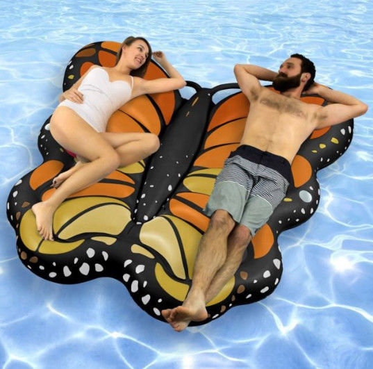Ali di farfalla galleggiante a piscina gonfiabile 250 x 180 cm Logo personalizzato Ali d'angelo galleggiante a piscina