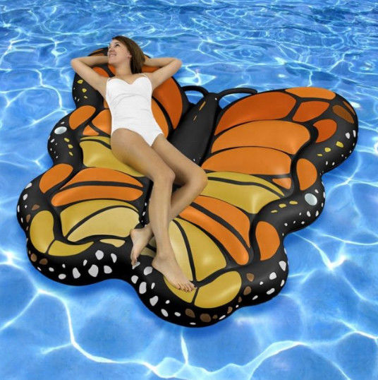 Ali di farfalla galleggiante a piscina gonfiabile 250 x 180 cm Logo personalizzato Ali d'angelo galleggiante a piscina