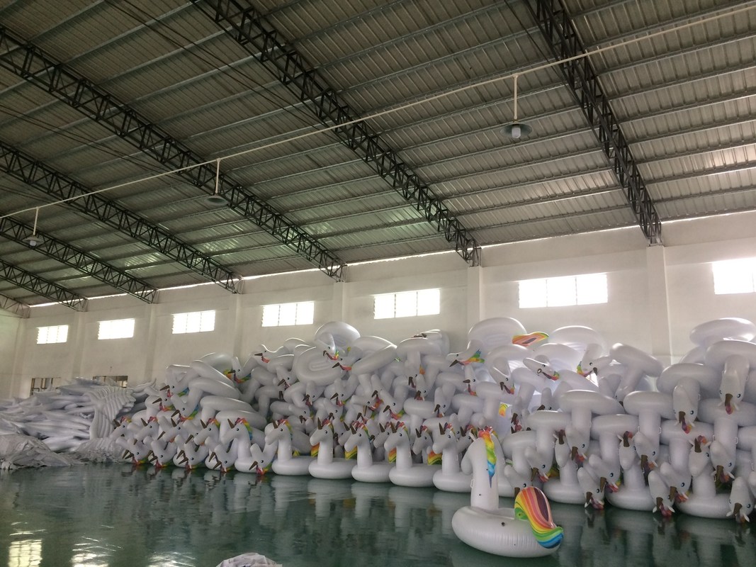 OEM Rideable gonfiabile piscina galleggiante Ride On gonfiabile unicorno piscina lounge giocattolo