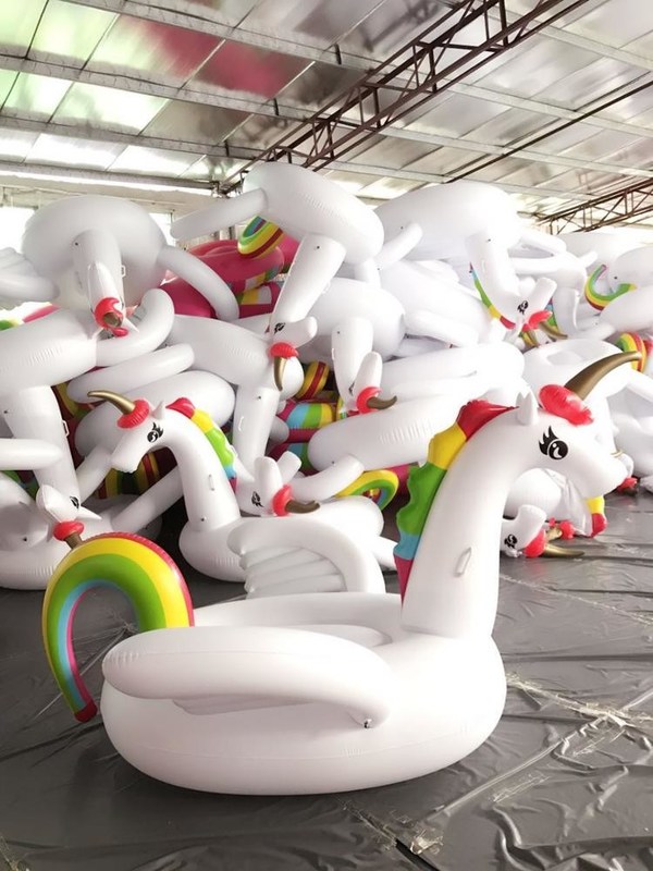 OEM Rideable gonfiabile piscina galleggiante Ride On gonfiabile unicorno piscina lounge giocattolo