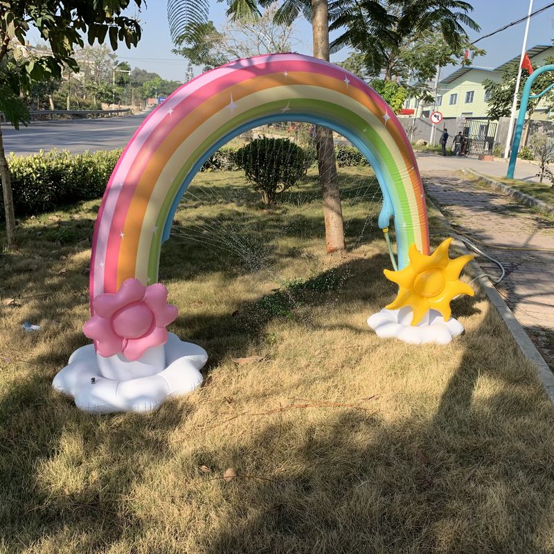 Sprinkler a palla gigante gonfiabile da 6 piedi di acqua Rainbow Arch Toy per bambini