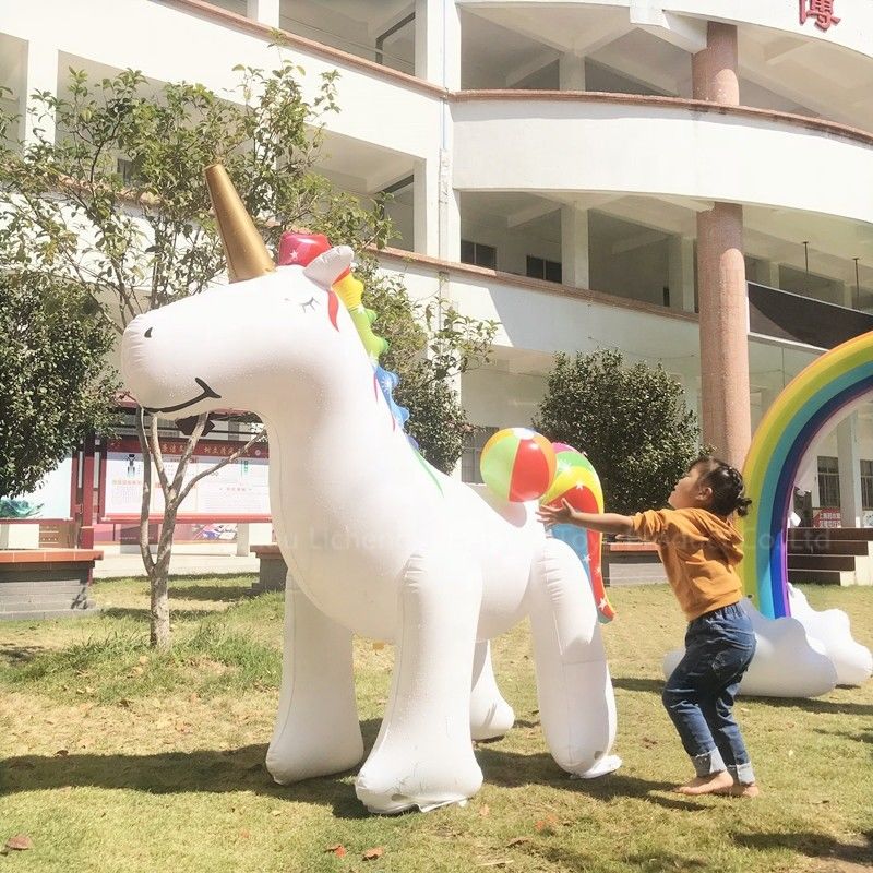 Giocattoli a spruzzatore gonfiabili giganti a forma di unicorno per bambini