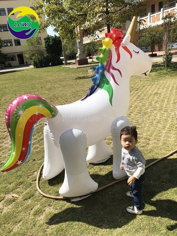 Giocattoli a spruzzatore gonfiabili giganti a forma di unicorno per bambini