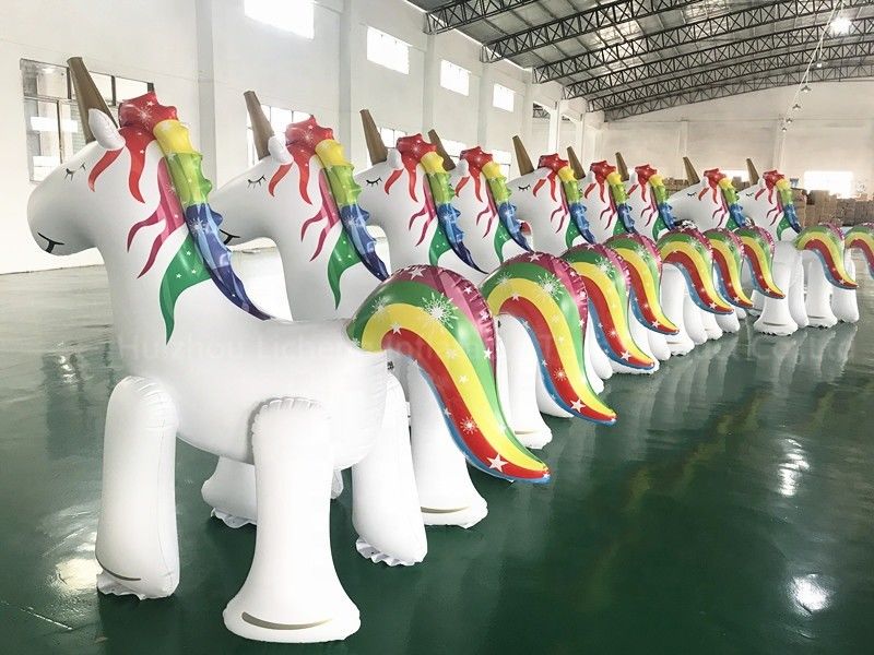 Giocattoli a spruzzatore gonfiabili giganti a forma di unicorno per bambini