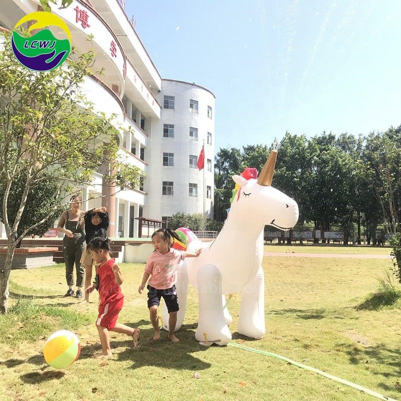Giocattolo gonfiabile all'aperto in PVC unicorno 100 kg Sprinkler Regali Matto Fornitore per terra