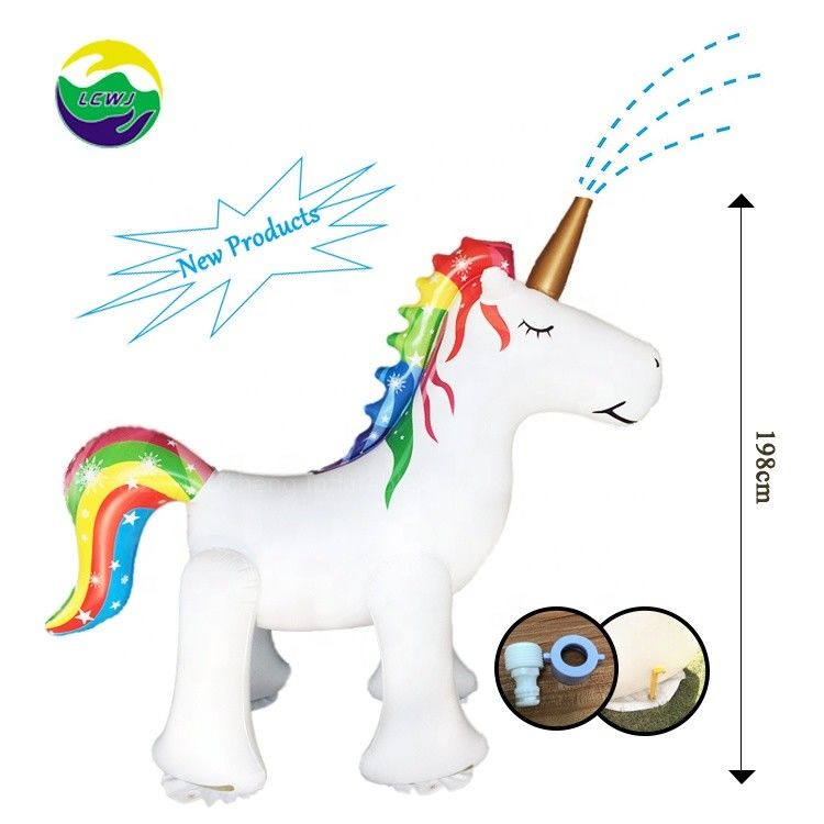 Giocattolo gonfiabile all'aperto in PVC unicorno 100 kg Sprinkler Regali Matto Fornitore per terra