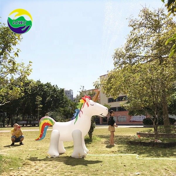 Giocattolo gonfiabile all'aperto in PVC unicorno 100 kg Sprinkler Regali Matto Fornitore per terra