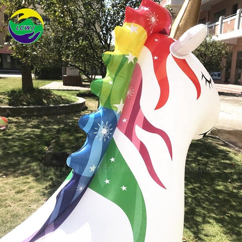 Giocattolo gonfiabile all'aperto in PVC unicorno 100 kg Sprinkler Regali Matto Fornitore per terra
