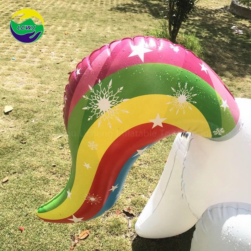 Giocattolo gonfiabile all'aperto in PVC unicorno 100 kg Sprinkler Regali Matto Fornitore per terra